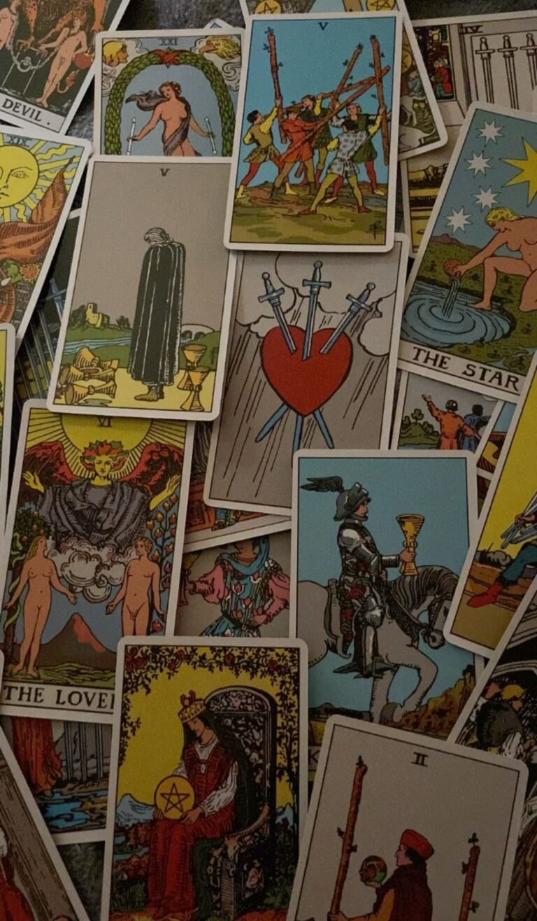 Rozłożone_na_stole_karty_do_tarota